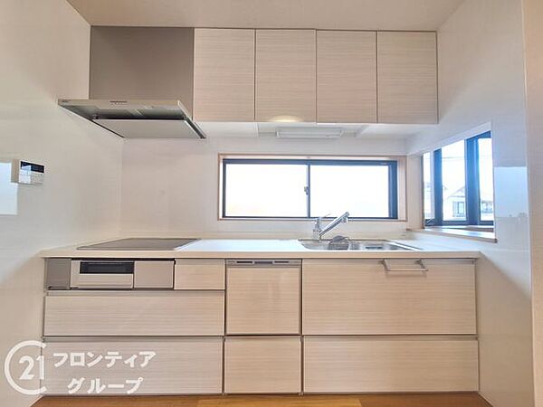 広い作業スペースと充実した収納が、料理を快適にサポートし、効率的な調理を実現します