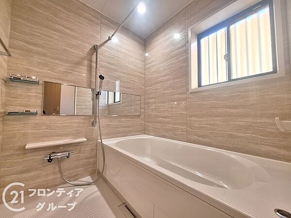 広々としたバスルームで、心地よいリラックスタイムを楽しめます。快適な空間で、日々の疲れを癒す贅沢な時間を提供します。