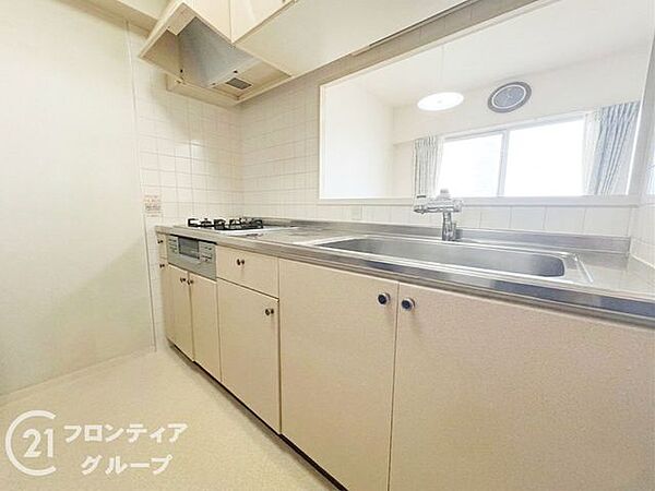 マンションのエントランスは、住まう方々を迎える洗練された空間です。日常の出入りを快適にするための工夫がされています。