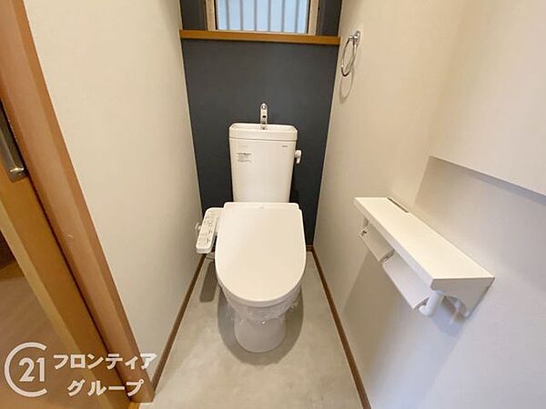 快適な毎日をサポートする、温水洗浄機能付きのトイレです。白を基調とした内装は圧迫感がなく、お手入れもスムーズ。暮らしの質を高める設備が整っています。