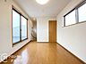 室内：2方向の窓から豊かな自然光が差し込む、明るく開放的な洋室です。心地よい風が通り抜ける設計で、日中は照明なしでも快適に過ごせます。毎朝の目覚めを爽やかに彩る、プライベート感あふれる空間です。