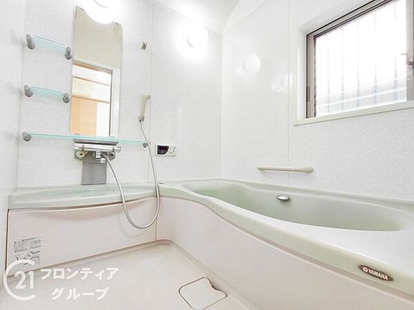 ゆったりとお風呂に浸かり、疲れた体を癒せる贅沢な空間です。窓があるのでこまめに換気ができ、清潔感を保てます。リラックスタイムをより豊かにする素敵な選択です。