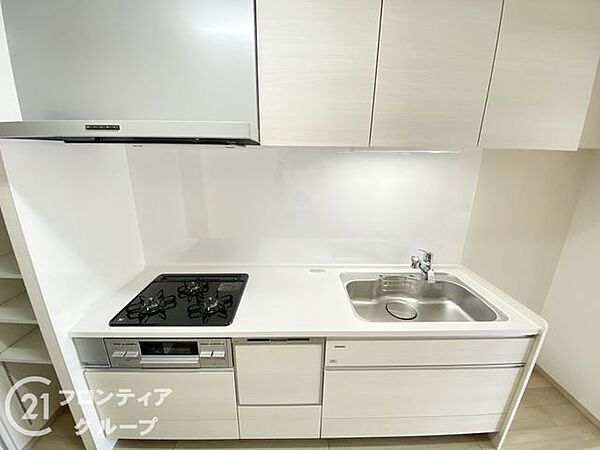 収納が充実しており、キッチン用品をすっきりと整理できる便利な空間です