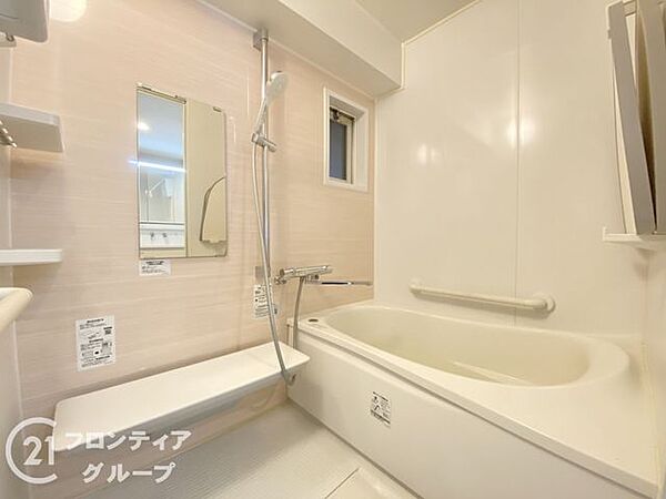 広々としたバスルームで、心地よいリラックスタイムを楽しめます。快適な空間で、日々の疲れを癒す贅沢な時間を提供します。