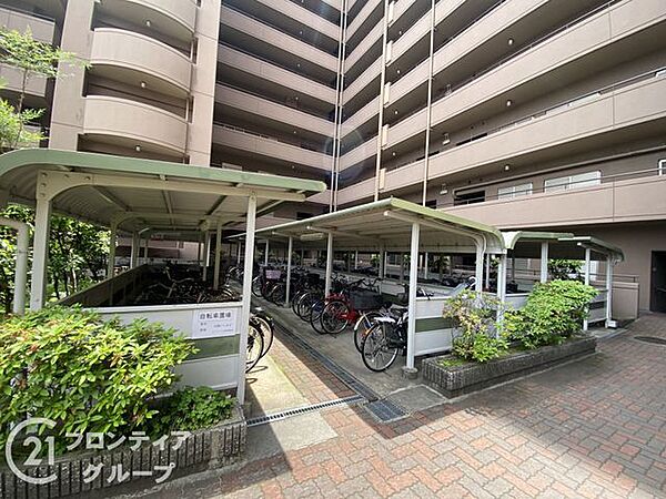 屋根付きの駐輪場は、雨風から自転車を守り、安心して利用できる便利で快適な設備です！