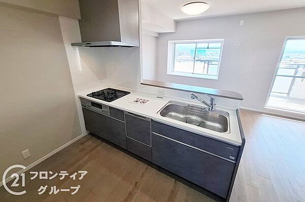 対面式キッチンで、ご家族とお話しながらお料理ができる楽しい空間です