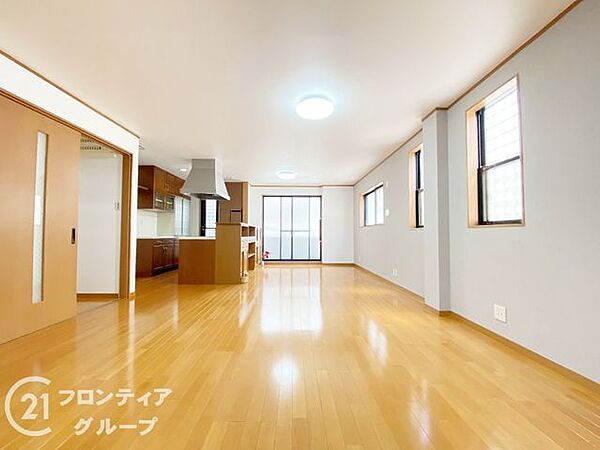 広々としたリビングで、明るい日が差し込みます！