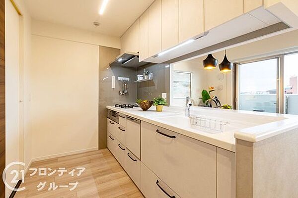 デザイン性の高いシステムキッチン。料理好きな方におすすめです。