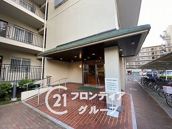 落ち着いた雰囲気のエントランスは、訪れる人に心安らぐ空間を提供し、温かく迎えてくれます！