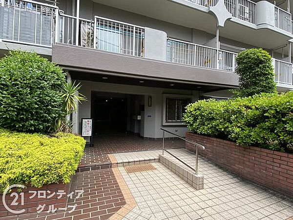 落ち着いた雰囲気のエントランスは、訪れる人に心安らぐ空間を提供し、温かく迎えてくれます！