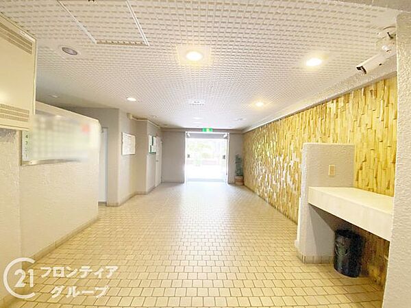レトロなデザインが魅力のロビーで、日々の暮らしに彩りを添えます