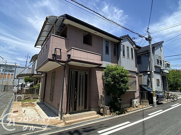 シンプルでありながらも、どこかモダンさを感じさせる外観。長年愛されてきた、安定感のある住まいです。
