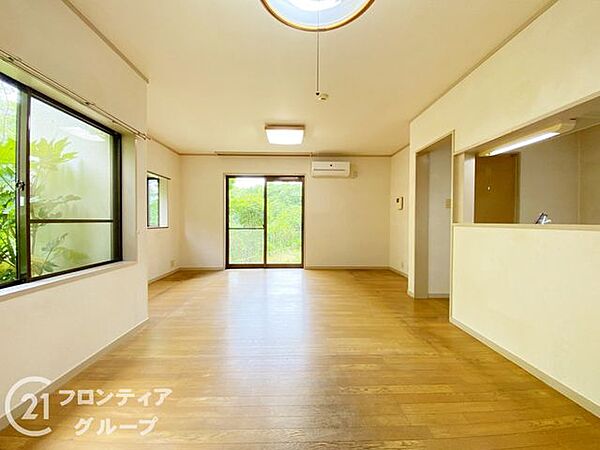 二面採光による明るい陽射しが部屋の隅々まで届くリビングダイニングです。木の温もりが感じられるフローリングが、家族の団らんを優しく包み込みます。どんな家具とも相性の良い、ナチュラルな内装が魅力です