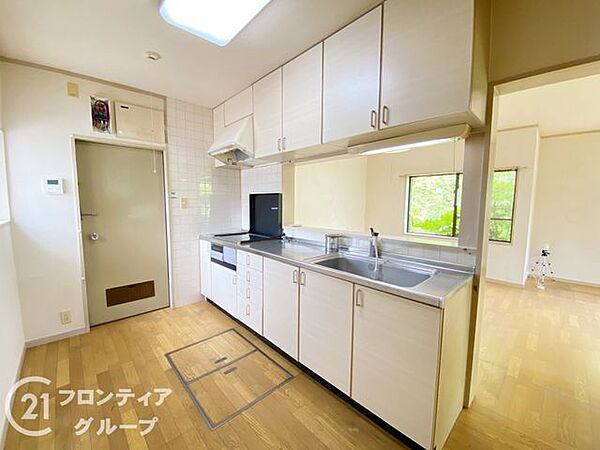 家族の様子を見守りながら料理ができる対面式のシステムキッチンです。上下に豊富な収納スペースを完備しているため、調理器具や食器もすっきりと整理整頓できます。使い勝手を重視した広々とした設計が魅力です