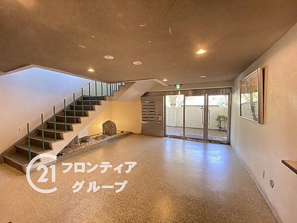 シンプルなロビーですが、住む人にとって居心地の良い空間を提供します