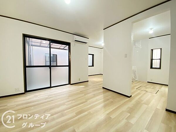 大きな窓から自然光がたっぷりと降り注ぐ明るく開放的なリビング空間です。木の温もりを感じる内装はどんな家具とも相性が良く、家族の好みに合わせたこだわりの空間作りを楽しめます