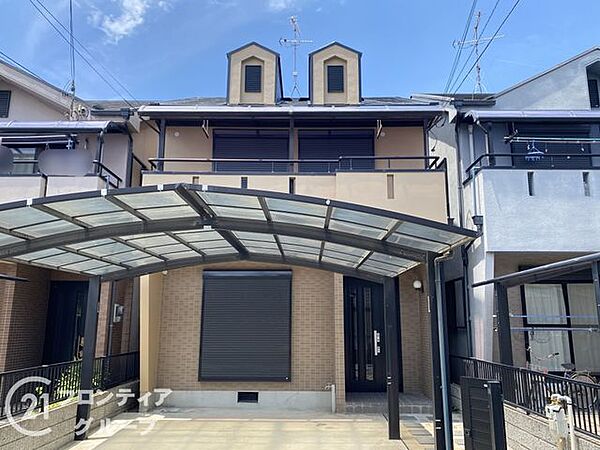 前面道路幅員約6mで駐車もスムーズ。小学校やお買い物施設が近く生活至便な立地です