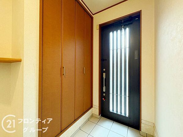暖かな光の入る玄関は、大切な人のご帰宅にもうってつけです。セコム機能付きで安心な生活をご提供いたします。