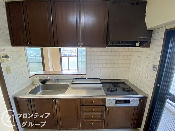 重厚感のあるダークトーンの木目調が美しいキッチンです。十分な収納スペースとお手入れしやすいガスコンロを完備しており、日々のお料理タイムを快適に効率よくサポートしてくれます