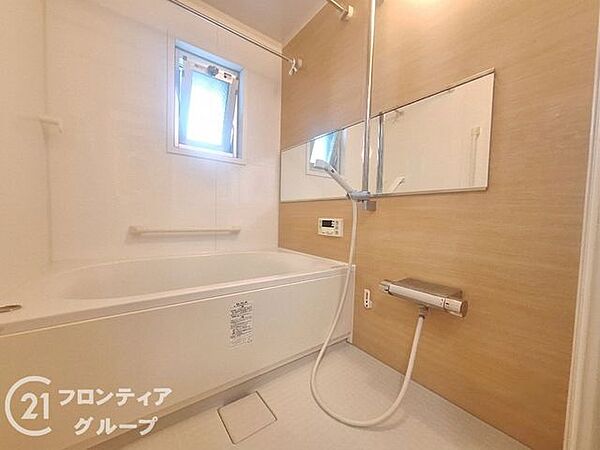 落ち着いた色合いは、心を穏やかにし、リラックスタイムをより豊かにする素敵な選択です。窓があるのでこまめに換気ができ、清潔感あふれるバスルームで快適な時間をお過ごしください。