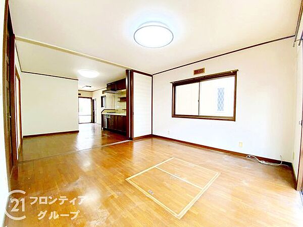 開放感あふれるリビング空間！どんなインテリアも映えるシンプルな内装と、心地よい風が吹き抜ける大きな窓が魅力の、理想のマイホームの主役です！