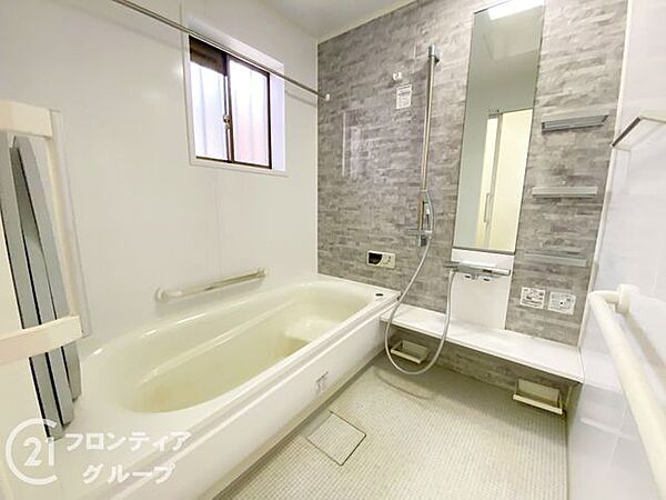 グレーの石目調アクセントパネルが落ち着いた空間を演出します。ゆったりとした浴槽に浸かりながら、一日の疲れを静かに癒やす贅沢なバスタイムを心ゆくまでお楽しみいただけます