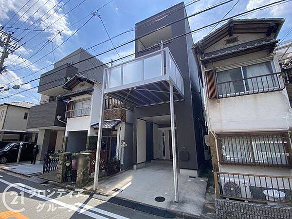 縦のラインを活かしたシャープなシルエットが素敵な一戸建てですね！周囲の街並みにも自然に溶け込む落ち着いた雰囲気があり、ご家族の新しい物語がここから始まると思うとワクワクしますね！
