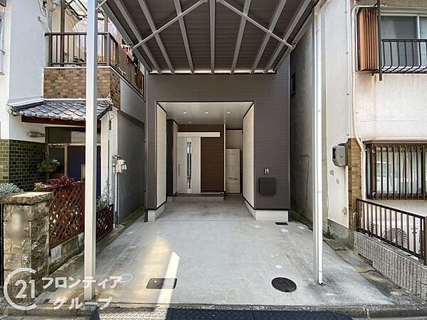 大切な愛車を雨や日差しから守る屋根付きの駐車場です。玄関までの動線もスムーズで、重い荷物がある日でも濡れずに荷運びができる機能的な設計は日々の暮らしの大きな助けになります