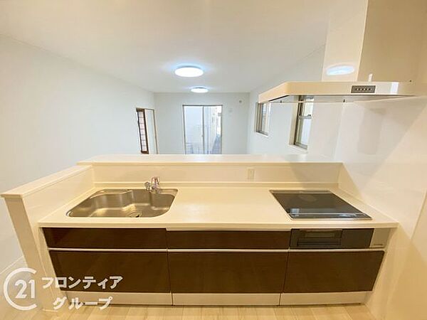 ナチュラルな木目調のデザインが空間に溶け込んでいてとてもお洒落ですね！広々としたシンクや使いやすい作業スペースなど、家事のしやすさに配慮された嬉しい造りです
