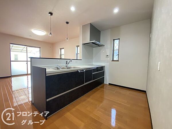使い勝手の良いキッチンは、調理スペースが広く、料理の効率がアップします。快適なキッチンライフを提供します。収納が充実しており、キッチン用品をすっきりと整理できる便利な空間です。