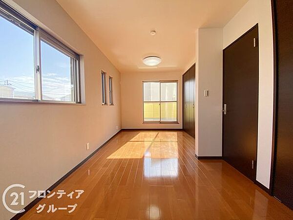 洋室は、シンプルでありながらも機能的なデザインです。毎日の生活をより豊かにする空間です。窓からは自然光が差し込み、明るく開放的な雰囲気を演出します。収納スペースも充実、整理整頓がしやすい設計です。