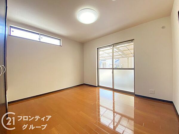 洋室は、広々とした空間で、家族や友人との時間を楽しむのにぴったりです。快適な居住空間を提供します。大きな窓からは自然光が差し込み、明るく開放的な雰囲気を演出します。