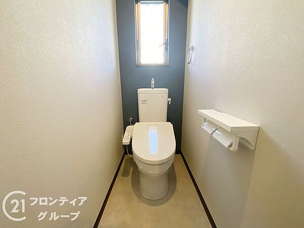 シンプルで落ち着いたデザインが、リラックスできる環境を作り出します。清潔感あふれるトイレで、毎日を快適に過ごせます。温水洗浄付きのトイレは、清潔で快適な使用感を提供します。
