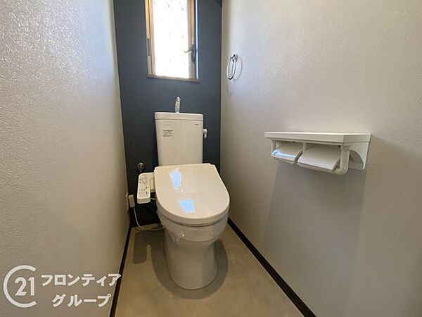 おしゃれなトイレで、インテリアとしても楽しめます。シンプルで落ち着いたデザインが、リラックスできる環境を作り出します。清潔感あふれるトイレで、毎日を快適に過ごせます。