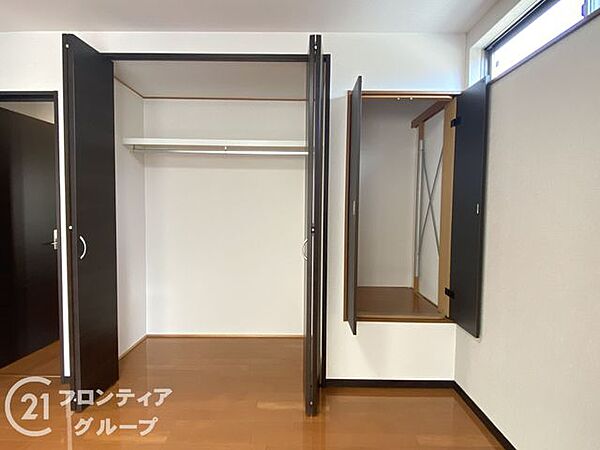 スタイリッシュな収納で、お部屋を美しく保てます。デザイン性に優れた収納は、インテリアの一部としても楽しめます。おしゃれな空間を演出しながら、機能的に物を整理整頓できます。