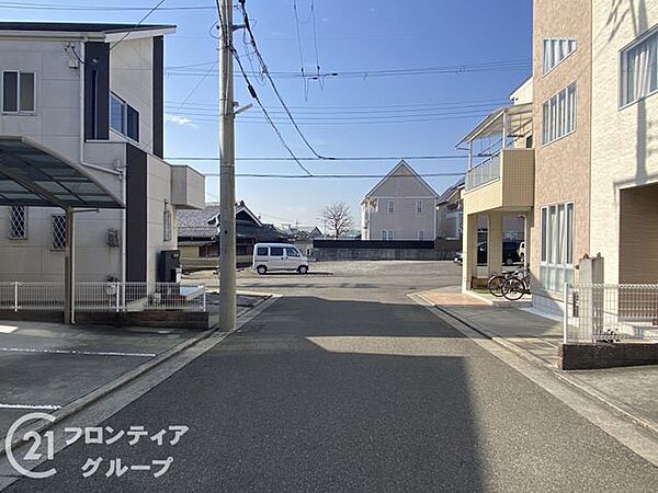前道が広く、駐車も楽々できる便利な立地です。安全性を考慮した設計で、安心してお子様が遊べます。交通量が少なく、静かな前道で落ち着いた生活を提供します。広い道路で、駐車も楽々できる便利な立地です。