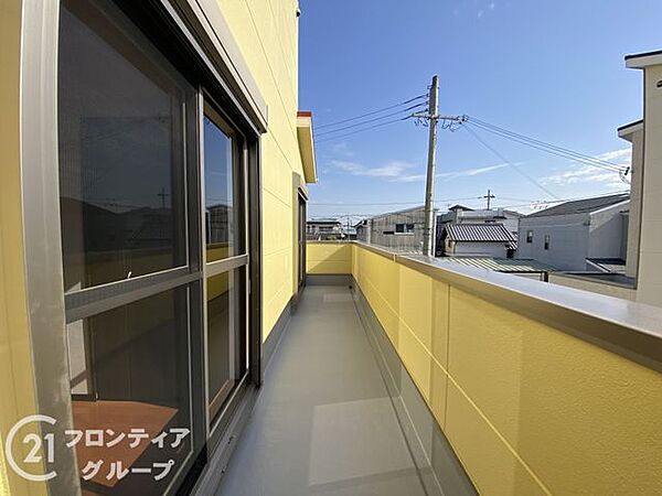 ワイドバルコニーは、洗濯物も沢山干せ、ガーデニングやリラックススペースとしても最適な開放感あふれる空間です！おしゃれなデザインのバルコニーなので、インテリアとしても楽しめます。