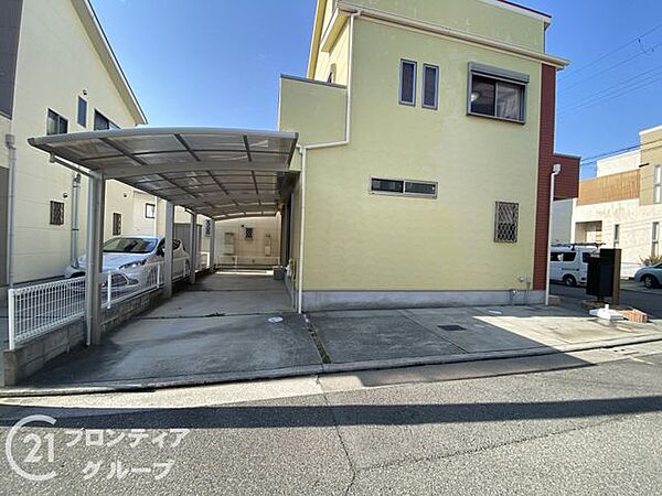 広々としたスペースで車の出し入れがスムーズに行えます。来客時にも安心して駐車でき、使いやすい駐車場で、家族全員が快適に利用できる空間です。お買い物後の荷物の出し入れも楽々です！