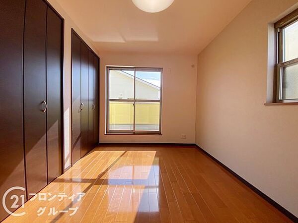 家族の団らんや趣味の時間を楽しむのに最適な広さです。充分な広さの収納を備え、風通しも良く、大変居心地の良い採光良好な洋室は、快適空間。プライベートの時間もゆったりお寛ぎ頂けそうですね！