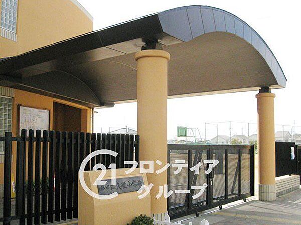 堺市立久世小学校 徒歩23分。 1800m