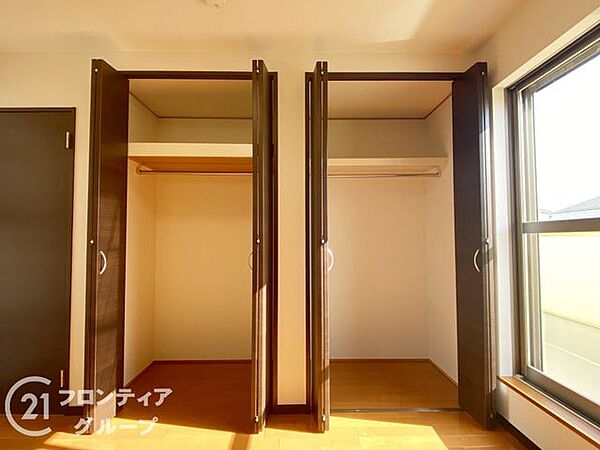 たっぷりの収納スペースがある子ども部屋は、おもちゃや本をスッキリと片付けられる便利な空間です。明るい色調でまとめられた子ども部屋は、元気いっぱいに遊べる楽しい空間です。