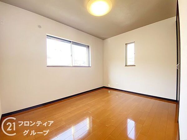 家族全員が快適に過ごせる、広々とした寝室でゆったりとした時間を楽しめます。明るく開放的な空間で、リラックスした時間を楽しむことができます
