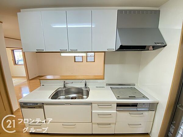 明るい色調のカウンターキッチンは、清潔感があり、毎日の料理が楽しくなる空間です。