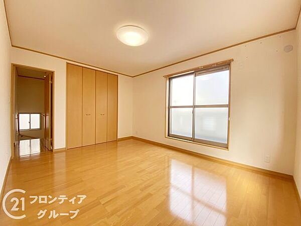 洋室には大きな窓があり、自然光がたっぷり入ります。心地よい風が通り抜ける、開放的な空間です。