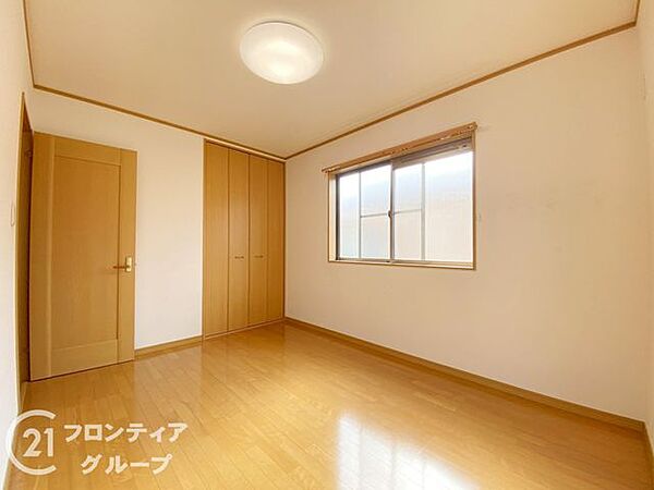 クローゼット付きの洋室は、収納スペースが豊富で部屋全体がすっきりと片付きやすいのが特徴です。衣類や荷物を整理しやすく、生活感を抑えた洗練された空間を保てます。