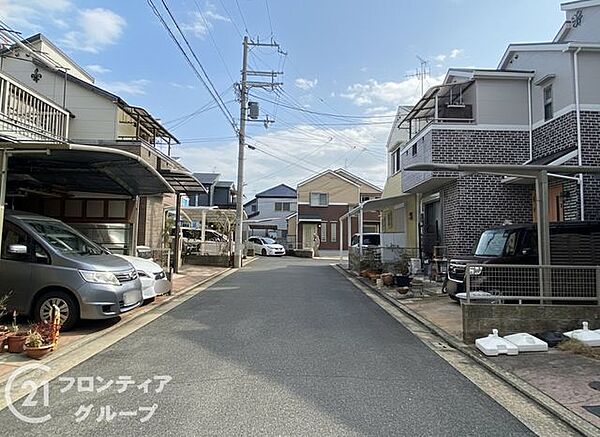 前道が広く、駐車も楽々できる便利な立地です。安全性を考慮した設計で、安心してお子様が遊べます。
