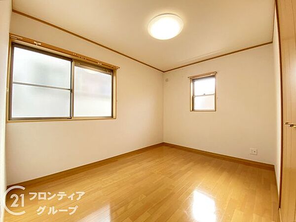 フローリングの床が清潔感を演出し、家具の配置が自由自在です。