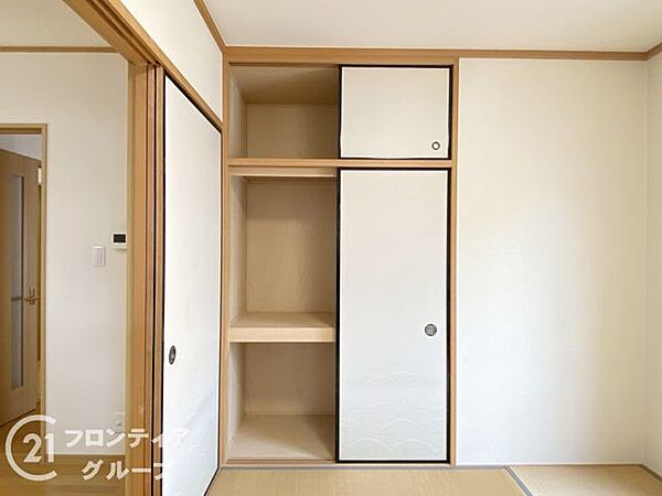 機能的な押入は、整理整頓が楽しくなる空間を提供します。使いやすさを考慮した設計で、片付けがスムーズに行えます。