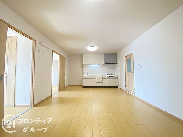 リビングは、広々とした空間で、家族や友人との時間を楽しむのにぴったりです。快適な居住空間を提供します。