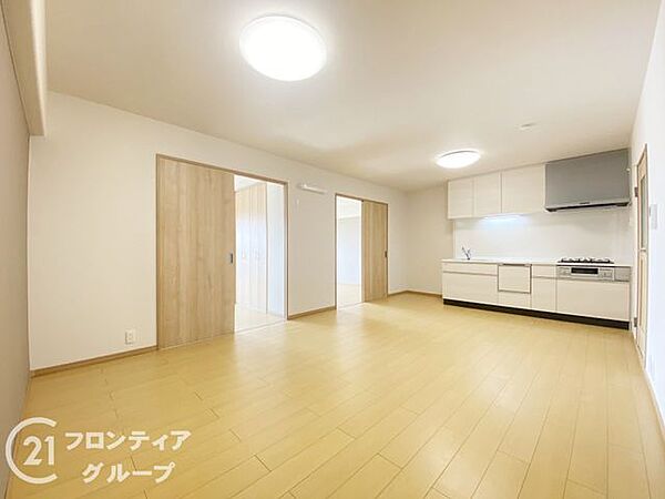 窓から差し込む光で家族を温かく包み込みます。明るいリビングで子育てする喜びを！いつでも見学可能です！